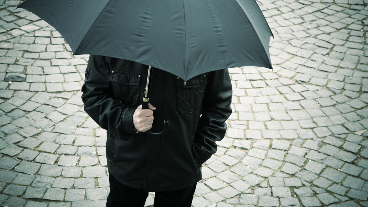 Мужчина с черным зонтом
