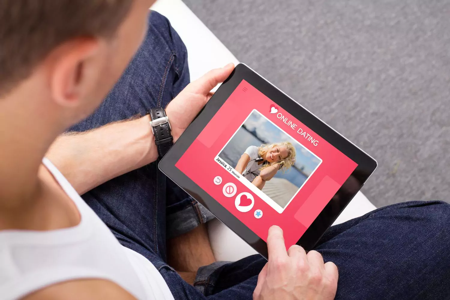 4 Ways to Not Be Awkward at Online Dating