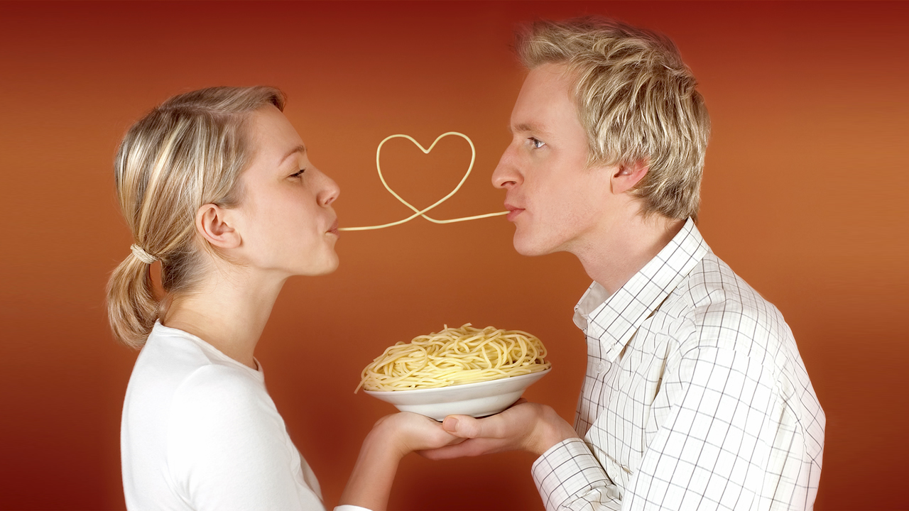 Мужчина и женщина спагетти